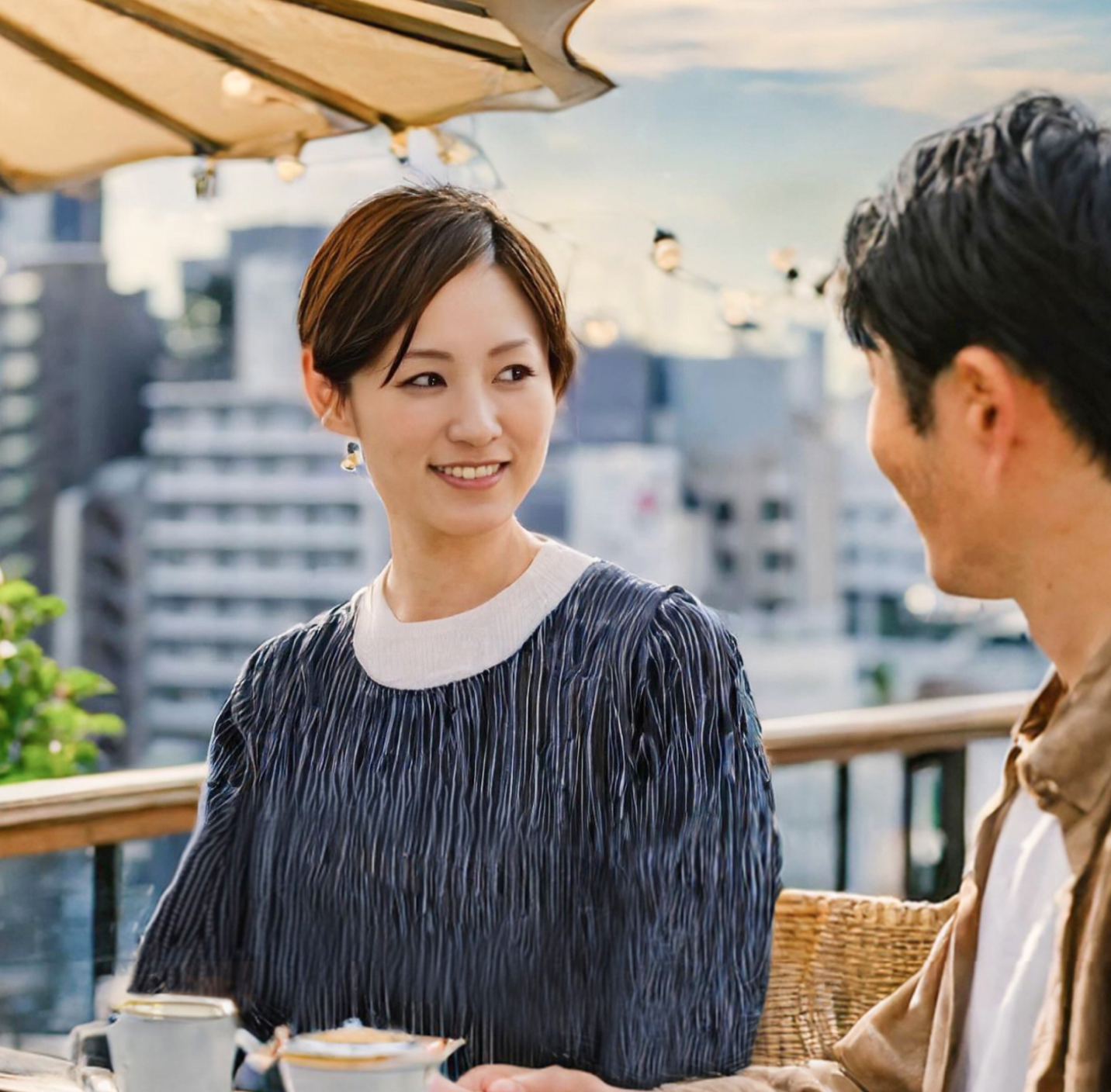 落ち着いた雰囲気で会話する男女のイメージ
